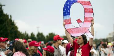 תומכי QAnon בעצרת של טראמפ. ווילקס בארה, פנסילבניה, 2018 / צילום: AP - Matt Rourke