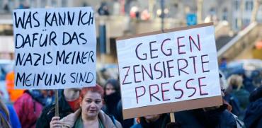 שלטים נגד העיתונות בהפגנה נגד איסלמיזציה בגרמניה./ צילום: Wolfgang Rattay