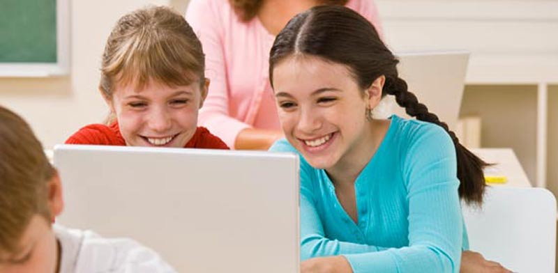 ילדים אינטרנט גולש גלישה מחשב היי-טק הייטק / צלם:  טינקסטוק