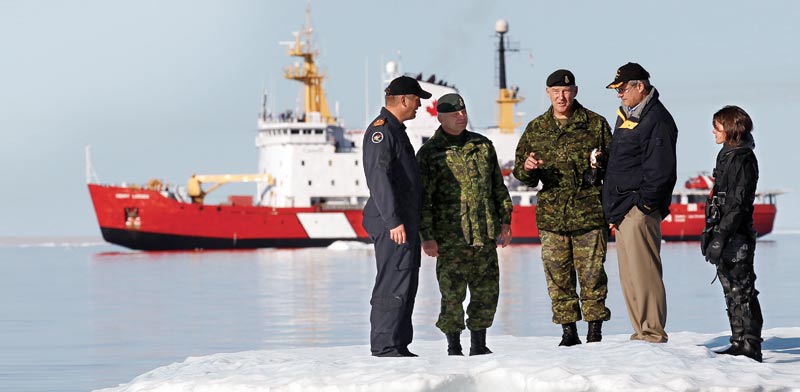 ראש ממשלת קנדה, סטיבן הרפר, ומשלחת בכירי הצבא הקנדי, בסיור בקוטב הצפוני / צילום: רויטרס