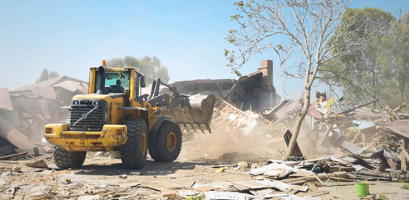 Demolishing Tzrifin base 
