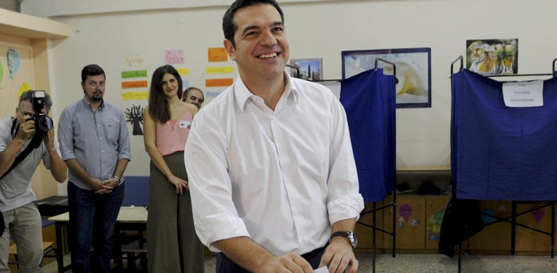 ראש ממשלת יוון לשעבר אלכסיס ציפראס בקלפי/ צילום: רויטרס