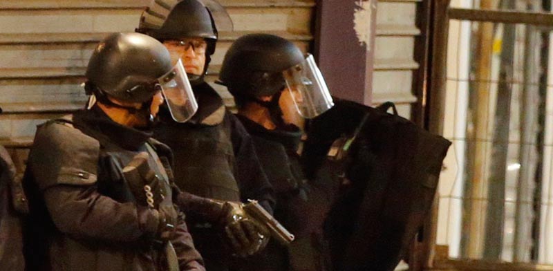 פשיטה של משטרת צרפת על יעד ברובע סאן דני / צילום: רויטרס