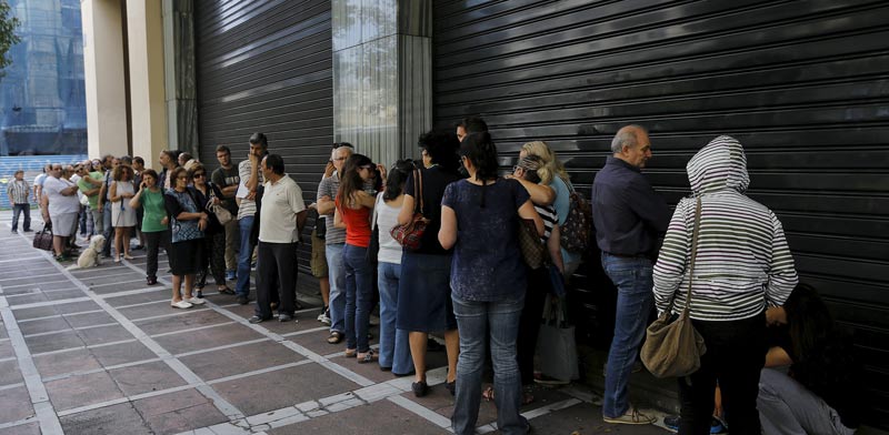 יוון, תור לבנק / צילום: רויטרס