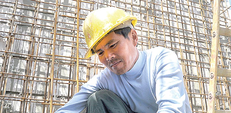 Chinese worker in Israel photo: Eyal Yitzhar
