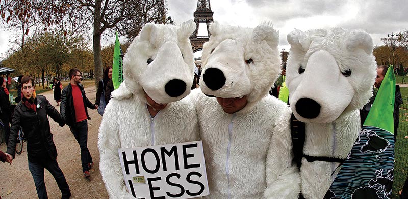 מפגינים בוועידת האקלים בפריז /  צילום: רויטרס
