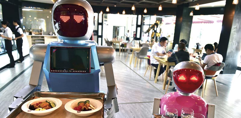 רובוטים ממלצרים / צילום: רויטרס