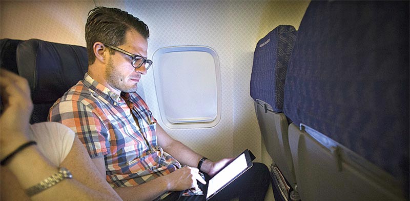 נוסע אמריקאי משתמש בשירות של Gogo / צילום: רויטרס