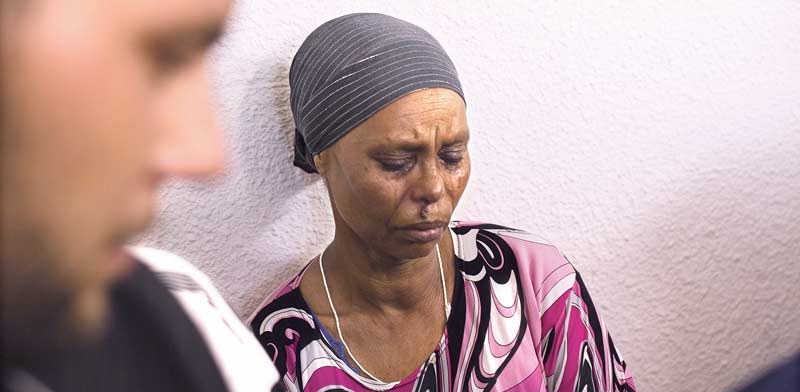 אמו של השבוי אברה מנגיסטו/ צילום: רויטרס
