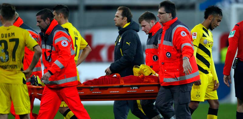 שחקן כדורגל פצוע מפונה מהמגרש / צלם: רויטרס