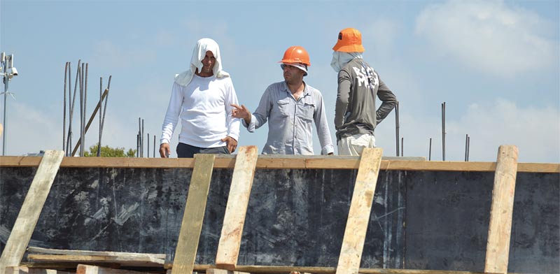 building site workers photo: Tamar Matzafi