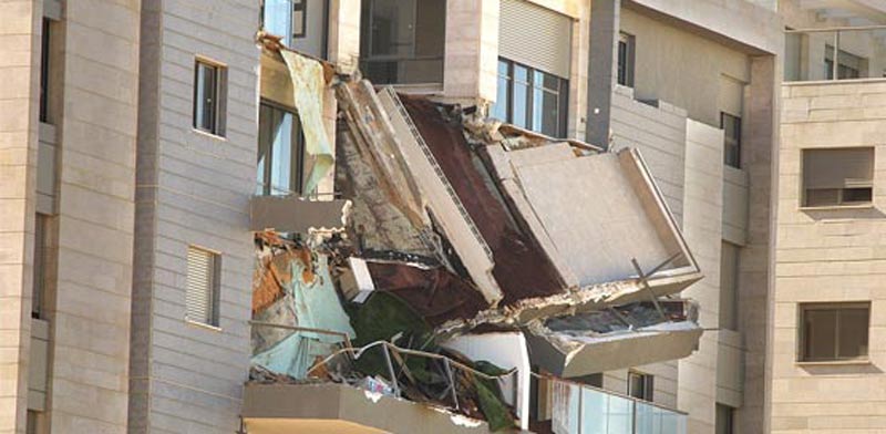 המרפסת שקרסה בבניין של גינדי בחדרה / צילום: גיל ארבל