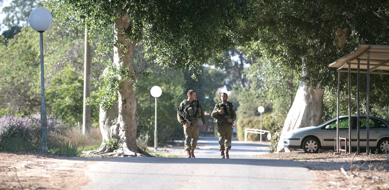 חיילים באחד מישובי עוטף עזה / צילום: רויטרס