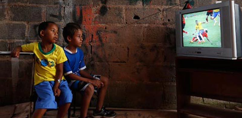 ילדים ברזילאים צופים במונדיאל / צילום: רויטרס