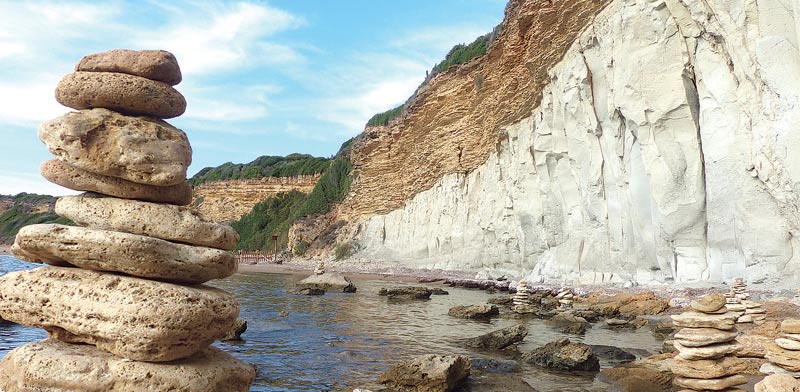 חוף גרקס, עם מגדלי החמר עתירי המינרלים / צילום: גילי מצא