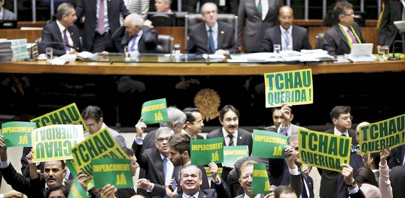 חברי הקונגרס הברזילאי מניפים שלטים נגד הנשיאה רוסף/ צילום : רויטרס