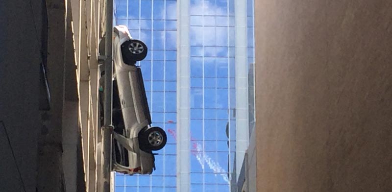 רכב נתלה מבניין בגובה 9 קומות בטקסס, מכונית, תאונה / צילום: וידאו