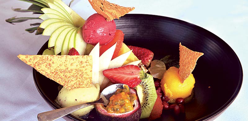 קינוח של שלושה מיני סורבה בטעמי פטל, מנגו ואגס עם פירות טריים / צילום: תמר מצפי