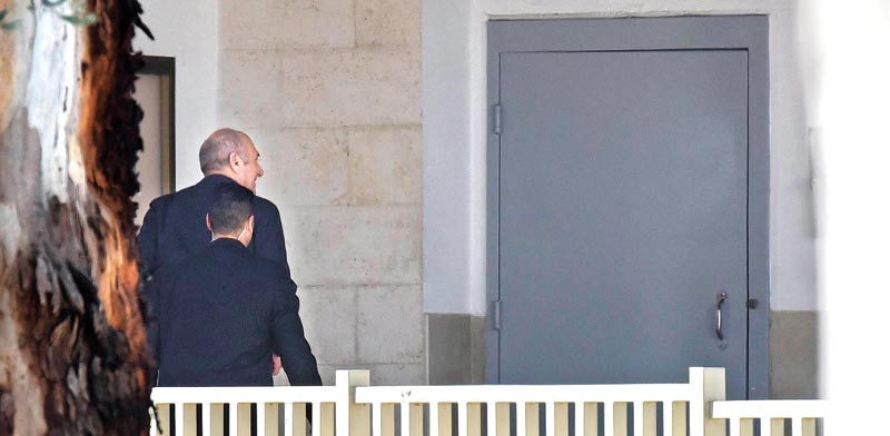 אולמרט נכנס לכלא, היום. הצהיר כי "אין אדם העומד מעל החוק"  / צילום: צילום: ראובן קסטרו, וואלה! NEWS