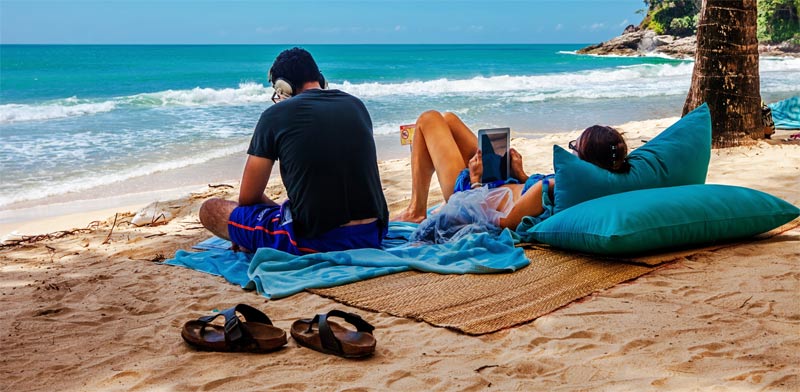 תיירים בחוף בפוקט, תאילנד / צילום: Shutterstock, א.ס.א.פ קריאייטיב