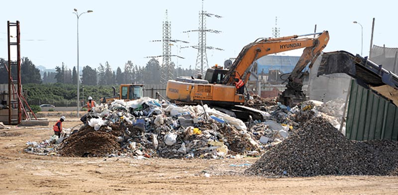 אתר מחזור של פסולת בנייה בהרצליה / צילום: איל יצהר