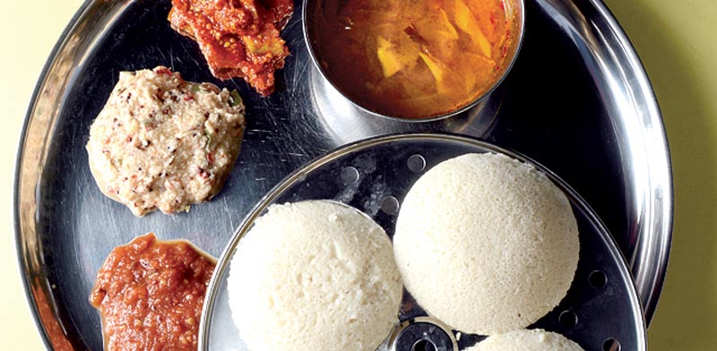 מונאר. כופתאות אידלי שמנמנות, המזוהות מאוד עם המטבח הדרום–הודי / צילומים: איל יצהר