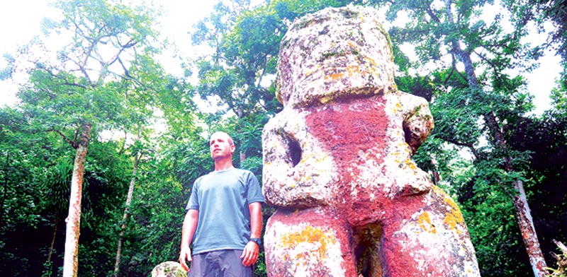אביחי בן צור עם אחד מפסלי ה Tiki / צילום: אביחי בן צור