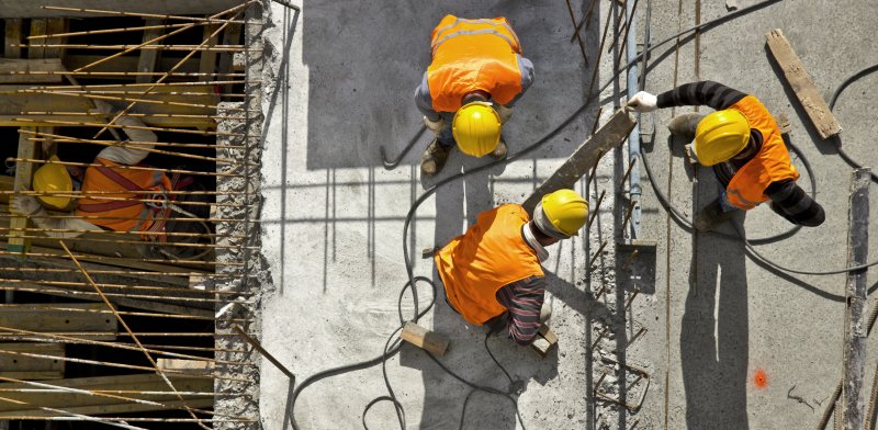 פועלים באתר בנייה / צילום: שאטרסטוק, א.ס.א.פ קריאייטיב