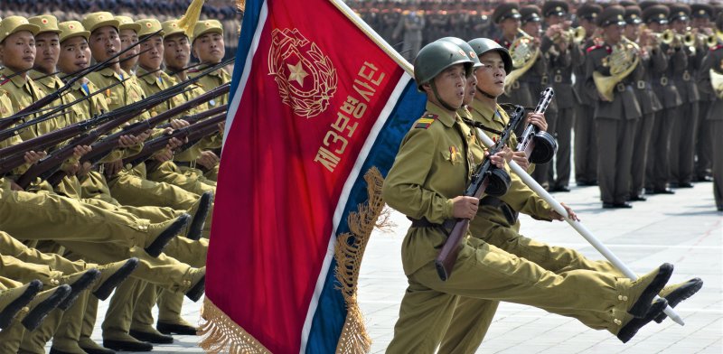 חיילים במצעד צבאי בצפון קוריאה / צילום: שאטרסטוק, א.ס.א.פ קריאייטיב