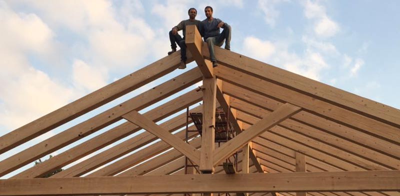 אלון ומתן האחים לבית "מוגלי תכנון ובניה בעץ" בסיום הרכבת הגג האחרון נובמבר / צילום: אילן עמיחי אלון ומתן האחים לבית "מוגלי תכנון ובניה בעץ" בסיום הרכבת הגג האחרון נובמבר / צילום: אילן עמיחי