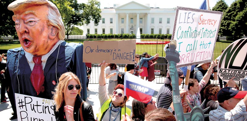 הפגנה נגד טראמפ מול הבית הלבן /  צילום: רויטרס