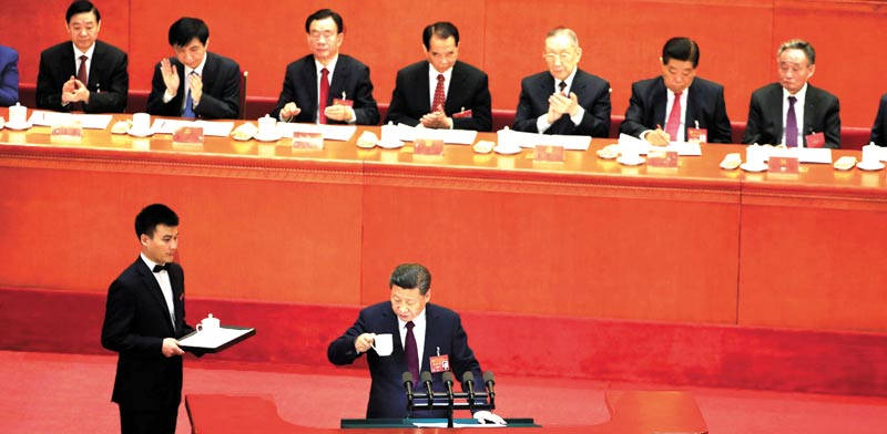 נשיא סין, שי ג'ינגפינג, לוגם תה במהלך נאומו בוועידת המפלגה הקומוניסטית / צילום:  Aly Song, רויטרס