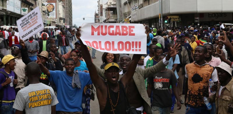 מפגינים בהרארה  / צילום: רויטרס, Philimon Bulawayo