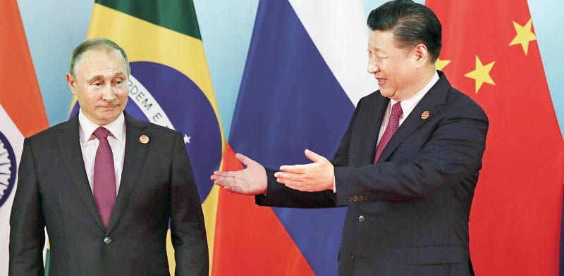 נשיא סין שי ג'ינגפינג עם נשיא רוסיה ולדימיר פוטין בפסגת ה-BRICS / צילום:רויטרס