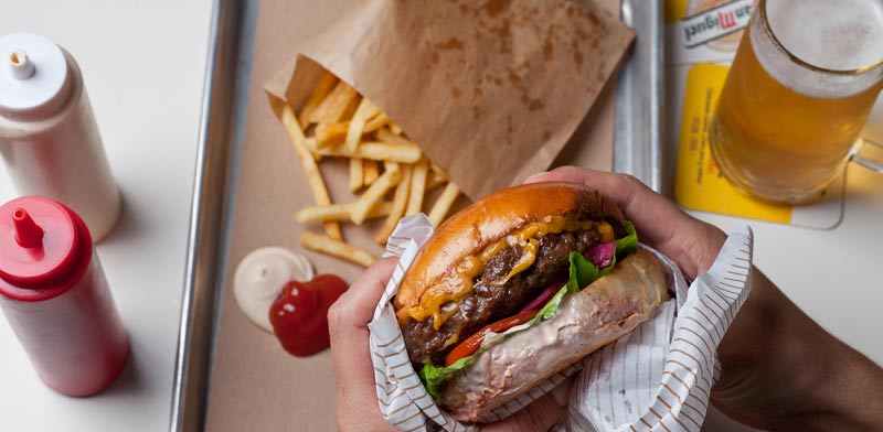 צ'יזבורגר של אמריקה בורגר/ צילום: בועז לביא
