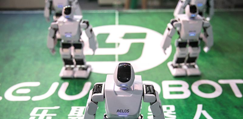 רובוטים שהוצגו בכנסי טכנולוגיה בפריז / צילום: בלומברג