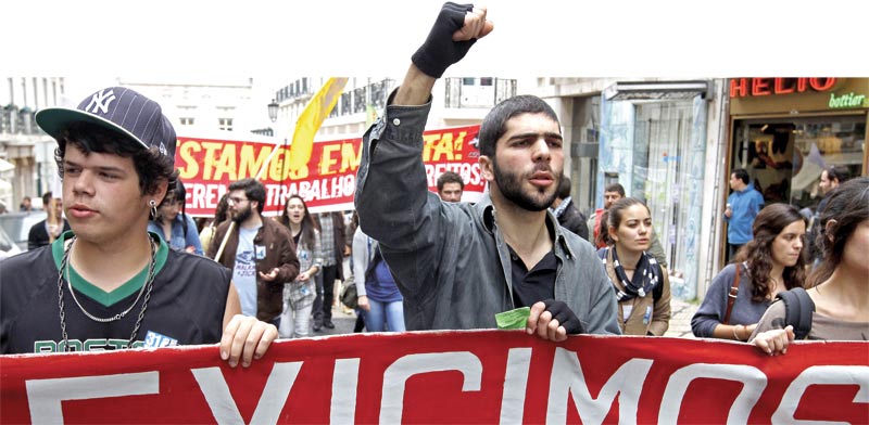 מפגינים צעירים בפורטוגל עם השלט "אנחנו תובעים". "הדור המיואש", קוראים להם שם / צילום: רויטרס