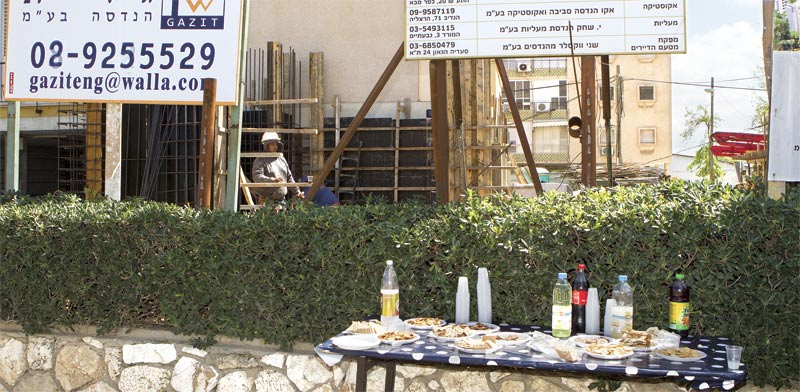 אסיפת דיירים מחוץ לבניין תמ”א 38 / צילום: שלומי יוסף