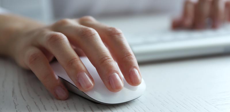 כף יד על עכבר של מחשב / צילום:Shutterstock/ א.ס.א.פ קרייטיב
