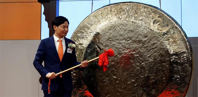 לי ג'ון, מייסד שיאומי, בפתיחתה המסחר של המניה בבורסת הונג קונג / צילום: רויטרס