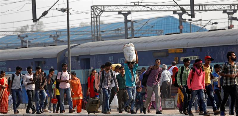 נוסעים בתחנת רכבת בדלהי / צילום: רויטרס, Saumya Khandelwal