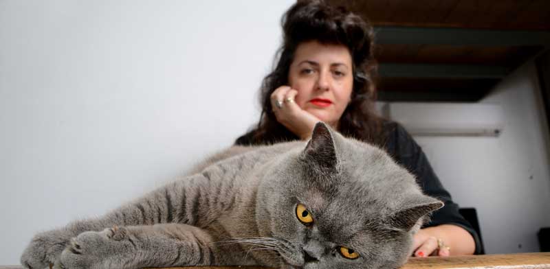 נטע דרור והחתולה קיקה / צילום: איל יצהר