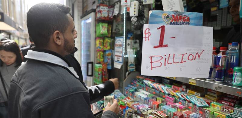 אדם קונה כרטיס להגרלת הענק של מיליארד דולר בארה"ב / צילום: רויטרס