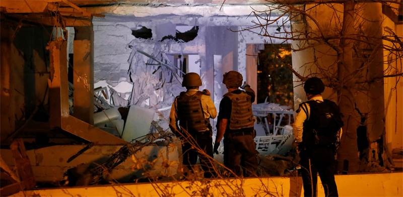 כוחות הביטחון בוחנים את ההרס שנגרם לבית באשקלון מפגיעת טיל שנורה מעזה / רויטרס