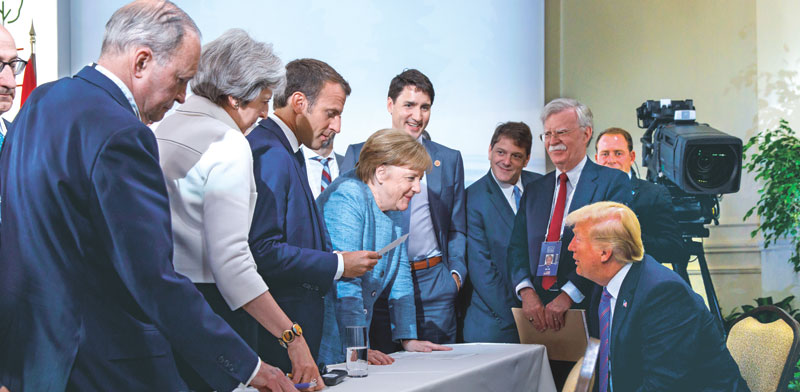 מנהיגי המדינות המתועשות ובראשם אנגלה מרקל מול טראמפ / צילום: רויטרס