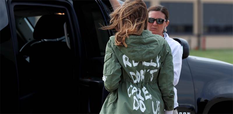 מלניה טראמפ והמעיל שעליו כתוב 'באמת שלא אכפת לי, ולך?' לפני פגישה עם ילדי המהגרים / צילום: רויטרס