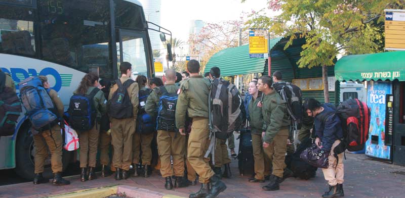 חיילים עולים לאוטובוס / צילום: רוני שיצר