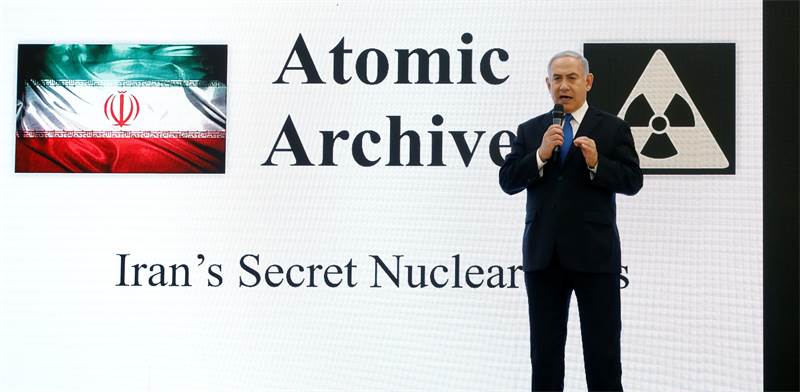 בנימין נתניהו במצגת על הגרעין האיראני \ צילום: רויטרס