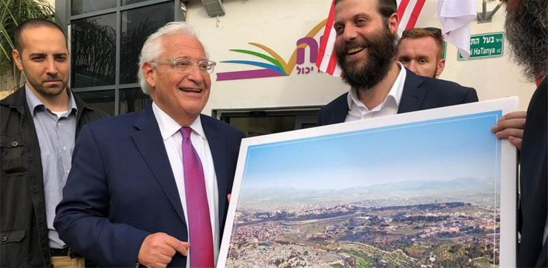השגריר דיוויד פרידמן עם התמונה / צילום: ישראל כהן, כיכר השבת