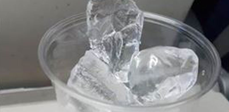 כוס הקרח שקיבל הנוסע בטיסה / צילום: מתוך פייסבוק